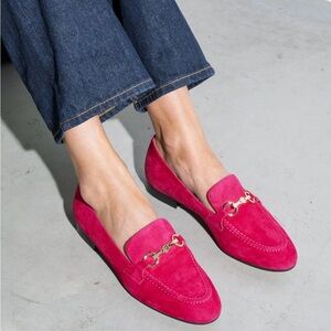 Gianni Bini Fuchsia Velvet Loafers with Gold Chain NEW in original Box